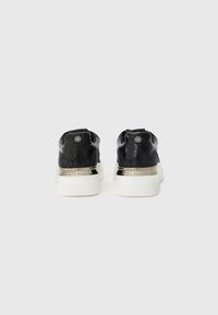 Zwarte sneakers met een krokodilpatroon, witte rubberen zool, metallic accenten en een reliëf merknaam op de achterkant. Getextureerd bovenmateriaal.