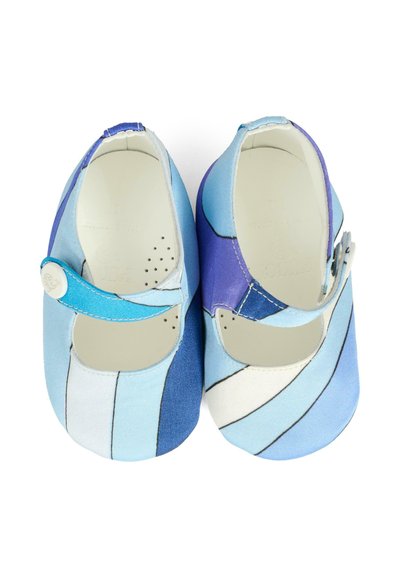 Scarpe in tessuto blu e azzurro con una striscia. Presentano un motivo a righe, punta arrotondata e una fodera interna perforata per la traspirabilità.