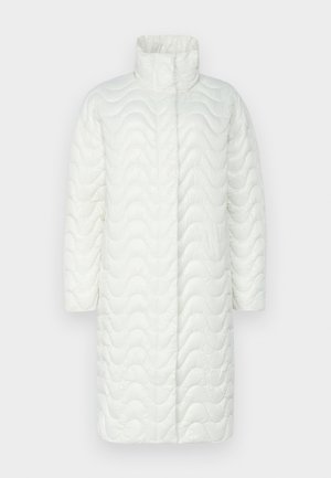 Cappotto bianco trapuntato con colletto alto, caratterizzato da una texture ondulata, maniche lunghe e una silhouette dritta. Nessuna chiusura visibile o tasche.