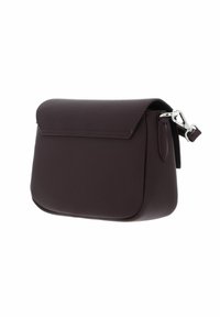 Borsa a spalla in tessuto marrone con chiusura a patta, hardware argentato e superficie liscia. Dotata di una tracolla regolabile e bordi arrotondati.