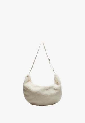 Biała torebka na ramię z sztucznego futra o zaokrąglonym kształcie, z gładkim, regulowanym paskiem i miękką teksturą. Brak widocznych elementów metalowych.