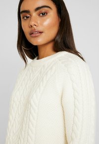 Vero Moda Petite VMPRIYA O-NECK BLOUSE - Strickpullover - pristine