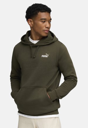 Olivengrøn hættetrøje lavet af blødt stof, med en kængurulomme, justerbar snorhætte og hvid PUMA-logo på brystet.