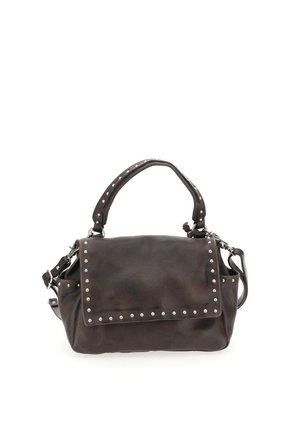 Sac à main en cuir marron foncé avec des clous argentés le long des bords du rabat, une poignée supérieure et une bandoulière latérale ajustable.