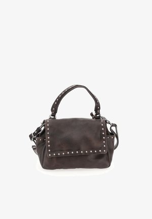 Borsa a mano in pelle marrone scuro con borchie argentate lungo i bordi della patta, con manico superiore e tracolla laterale regolabile.