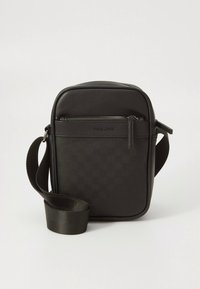 Geantă neagră dreptunghiulară tip crossbody cu buzunar frontal cu fermoar, jumătate inferioară texturată, jumătate superioară netedă și curea de umăr ajustabilă.
