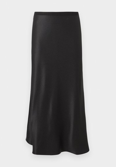 Μαύρη σατινέ μίντι φούστα με ευθύ ζωνάκι και ελαφριά άνοιγμα στο τελείωμα, εμφανίζεται με λευκό φόντο.