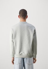 Jack & Jones PREMIUM JPRBLAHARVEY CREW NECK UNISEX - Melegítőfelső - light grey melange