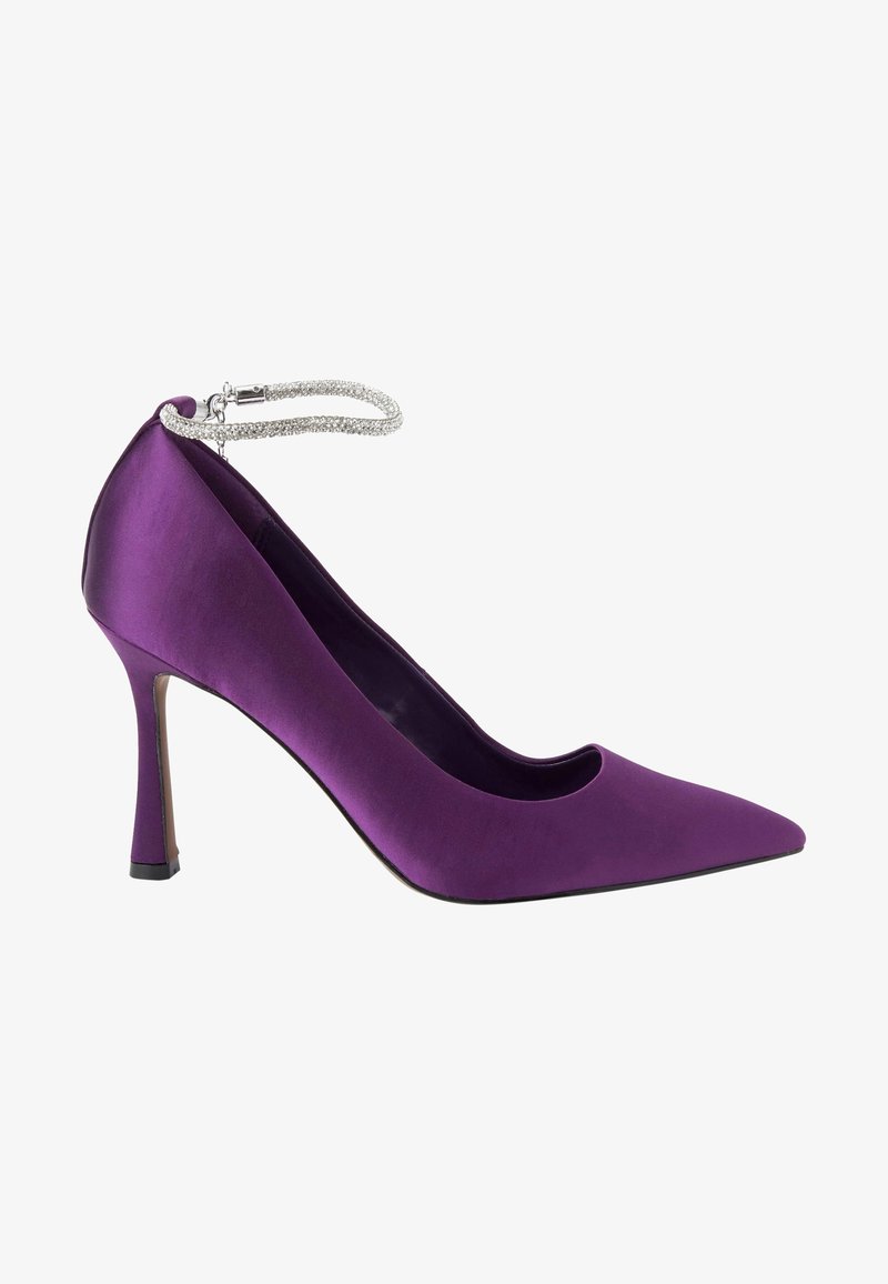 Chaussure à talon haut en satin violet avec bout pointu et talon fin, dotée d'une bride de cheville amovible ornée de strass argentés.