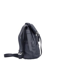 Mochila de cuero texturizado azul oscuro con correa ajustable y hebilla plateada, vista de lado sobre un fondo blanco.