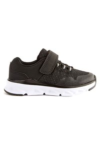 Baskets de sport noires avec une tige en mesh, bande auto-agrippante et accents de lacets gris. Présentent une semelle blanche légère avec des détails texturés.