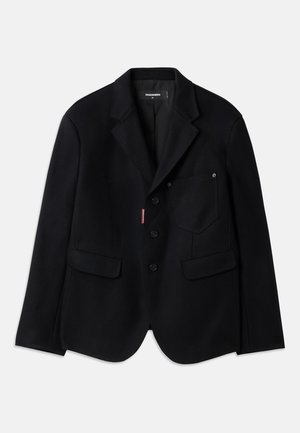 Blazer negro hecho de tejido texturizado, con un solo bolsillo en el pecho, dos bolsillos frontales y cuatro botones. Detalle del logo rojo notable.