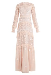 Lång lace-maxiklänning i mjuk rosa med blommönsterbroderi, långa ärmar, hög halsringning, lager på lager och knappdetaljer fram.