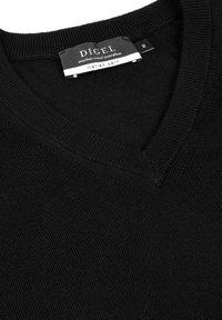 Schwarzer V-Ausschnitt-Pullover aus extra-feiner Merinowolle, mit glatter Textur und geripptem Ausschnitt. Das Etikett lautet "DIGEL italienisches Garn."