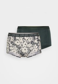 Pacote com dois boxers para homem: um com um padrão floral em escala de cinza, o outro em verde escuro sólido. Ambos têm um cós elástico com marca.