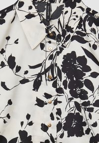 Calliope CHEMISE KIMONO EN SATIN À MOTIFS - Hemdbluse - une variante