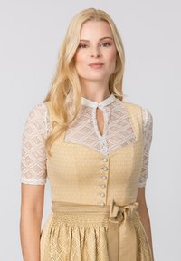 Gelbes gemustertes Kleid mit einer Spitzenüberlage und kurzen Ärmeln, das einen Schlitz-Ausschnitt, Knöpfe vorne und einen Bindegürtel hat.