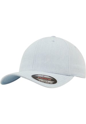 Svijetloplava tkanina baseball kapa s zakrivljenim vizirima, glatke teksture, a na prednjoj strani se nalazi crno-crvena oznaka koja označava marku i veličinu.