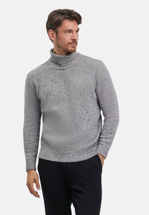 Pull en maille gris avec un col montant, présentant un design texturé et des poignets côtelés. Le pull affiche un motif bicolore avec des détails mouchetés.