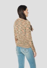 Többszínű kötött pulóver kerek nyakkal, zöld, narancssárga és krémszínű árnyalatokkal. Puha tapintású, hosszú ujjú, testhezálló szabású.