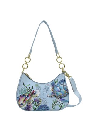 Lichtblauwe handtas met kleurrijke zeeschildpadden, zeewier en kwallen, met gouden ringen en dubbele hengsels.