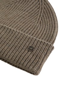 Caciula tricotată maro, cu nervuri, cu o margine pliantă, având un accent metalic mic pe lateral. Fabricată dintr-un amestec moale de lână texturată.