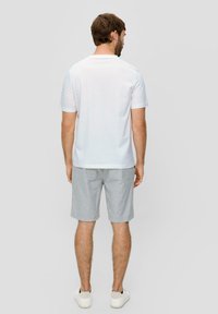 s.Oliver MIT GROSSEM LABEL - T-shirt print - weiß