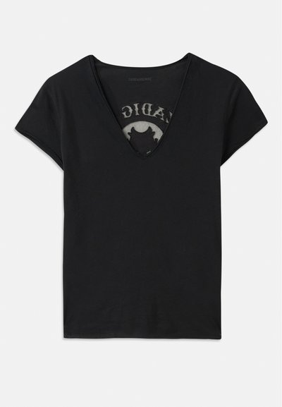 Tricou negru cu mânecă scurtă și decolteu adânc în formă de V, având un panou din plasă și un design imprimat pe stratul interior. Material moale și respirabil.