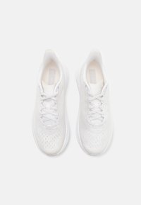 HOKA MACH 6 - Løpesko for vei - white