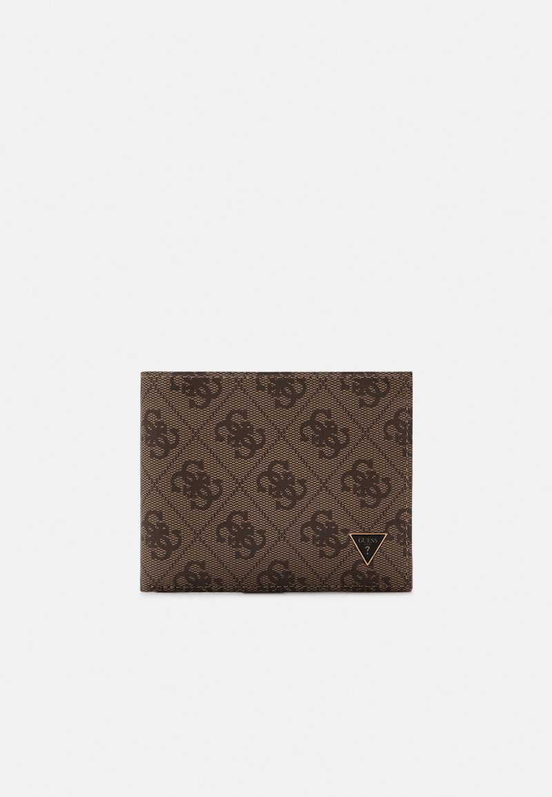 Billetera marrón con un diseño de patrones, hecha de material sintético, que presenta un motivo de diamantes y una pequeña placa de logo negra en la esquina inferior derecha.