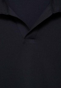 Svart pikétröja i tyg med texturerad yta, med V-ringning och traditionell polo-stil. Inga synliga logotyper eller mönster.