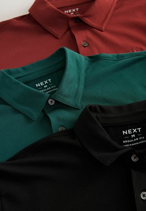 Kolm polo särki, millel on virna peal: veinipunane särk, tume roheline särk ja must särk. Igal särgil on krae ja nööbid ning sildid on nähtavad.