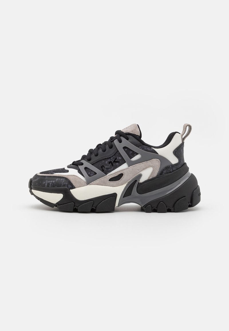 Des baskets noires et grises robustes présentent un mélange de matériaux, y compris du daim et du mesh, avec un motif texturé et une semelle épaisse et superposée.