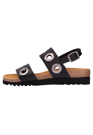 Sort sandal med to brede remme med store sølvøjer, justerbar ankelrem med spænde, kork fodseng og sort rillet sål.