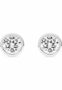 Runda, silverfärgade stiftörhängen med klara, fasetterade stenar som reflekterar ljus. Slät metallisk finish med en polerad kant.