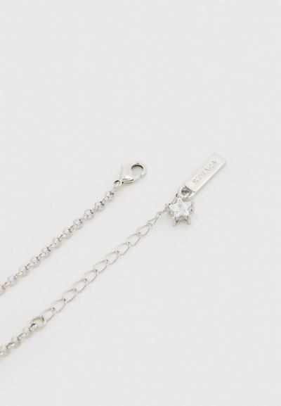 Ασημένιο κολιέ με αλυσίδα, με κρυστάλλινο μενταγιόν σε σχήμα αστέρι και μικρή ετικέτα με χάραξη "STRADA." Διαθέτει κούμπωμα με κλιπ αστακού.