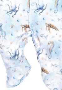 Baby voetenzakken met een oceaanthema bedrukt met schildpadden, octopussen, zeepaardjes, vissen en bubbels in zachte blauwe en neutrale tinten.