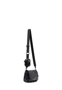 Borsa a tracolla nera trapuntata in materiale testurizzato, con tracolla a catena e una piccola tasca attaccata. Tracolla regolabile per versatilità.
