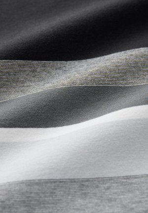 Tissu à texture douce présentant des rayures horizontales dans différentes nuances de gris et de blanc, créant un aspect stratifié et ondulé.