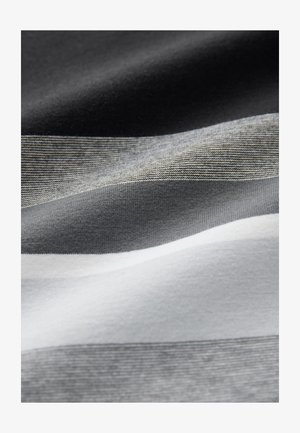 Tkanina o miękkiej fakturze z poziomymi paskami w różnych odcieniach szarości i bieli, tworzącymi warstwowy, falisty wzór.