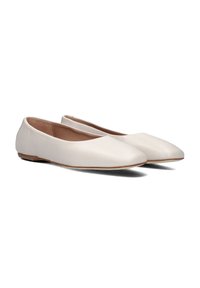 Witte leren ballet flats met een spitse neusontwerp, een gladde textuur en een platte zool voor comfort. Minimalistische stijl zonder versieringen.