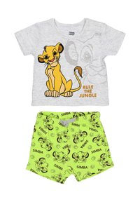 Lichtgrijs katoenen T-shirt met Simba-print en de tekst "HEERSER VAN DE JUNGLE"; gecombineerd met limoen groene shorts met Simba's gezicht en pootafdrukken.