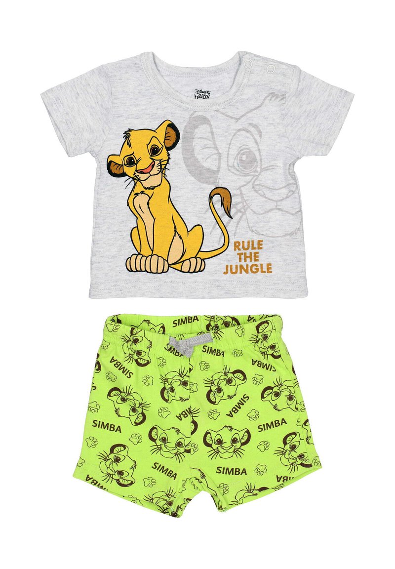 Lichtgrijs katoenen T-shirt met Simba-print en de tekst "HEERSER VAN DE JUNGLE"; gecombineerd met limoen groene shorts met Simba's gezicht en pootafdrukken.