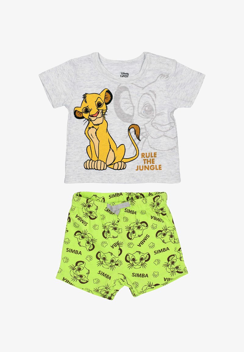 T-shirt en coton gris clair avec imprimé Simba et le texte "ROI DE LA JUNGLE" ; associé à un short vert citron avec le visage de Simba et des empreintes de pattes.