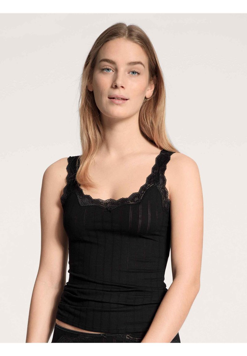 Zwarte tanktop van ribstof met een geschulpte kanten halslijn en banden. Het ontwerp is nauwsluitend en iets gathering rond de taille.