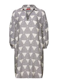 Robe à manches longues avec motif triangles et points noirs et blancs et col décontracté sur fond blanc.