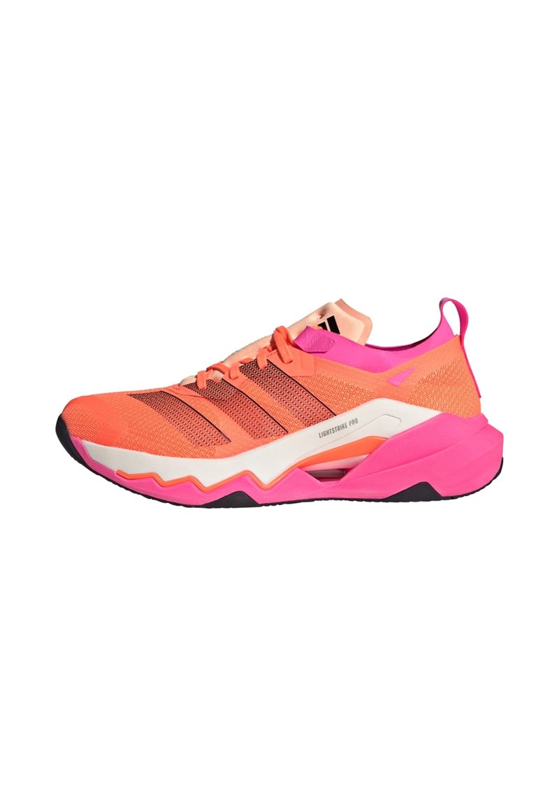 Orange und rosa Sportschuh mit einem strukturierten Mesh-Obermaterial, vier schwarzen Streifen, einer weißen Zwischensohle und einem auffälligen Zickzack-Muster auf der Laufsohle.