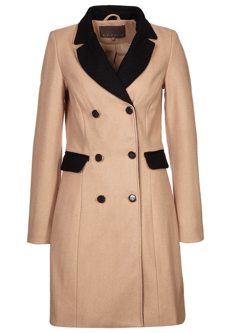 Beige uldblandet frakke med sort revers, dobbeltradet design, sorte detaljer på lommerne og en glat tekstur.