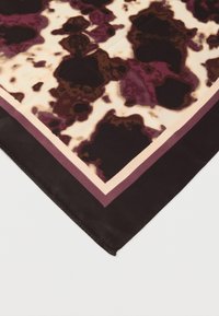Γωνία μεταξωτού μαντήλι με αφηρημένο μαρμαροειδές σχέδιο σε σκούρο καφέ, κρεμ και βουργουνδί, περιτριγυρισμένη από απλές σκούρες καφέ και μοβ ρίγες.