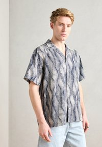 Scotch & Soda PRINTED SHORT SLEEVED SHIRT - Ing - navy